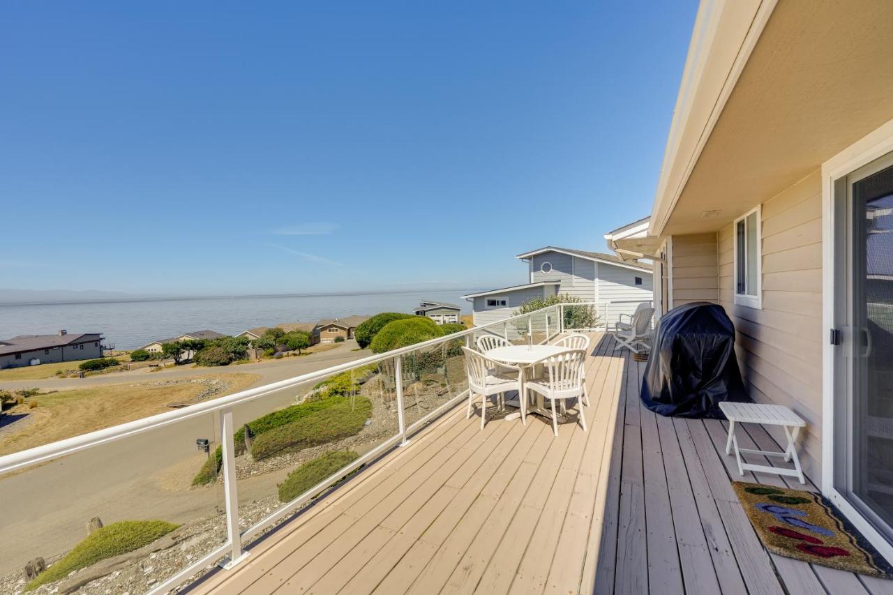 Stunning Home In Coupeville With Deck And Beach Access Exterior photo